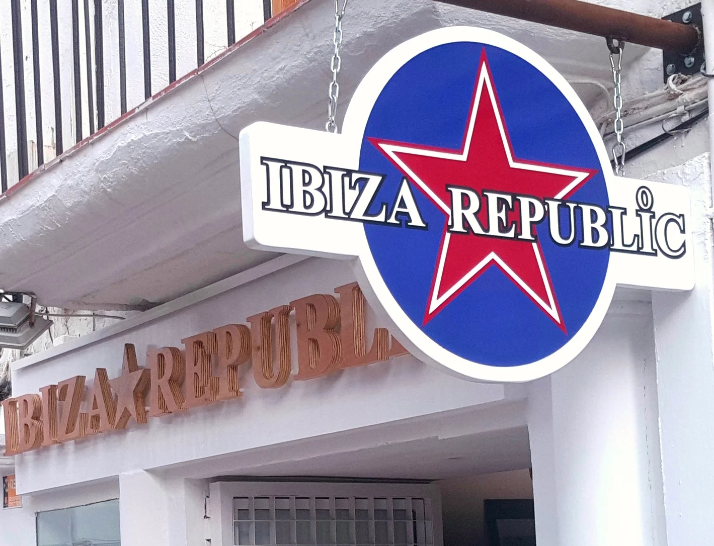 Logo Ibiza Republic, étoile rouge sur fond bleu, Mediterranean Style depuis 1994