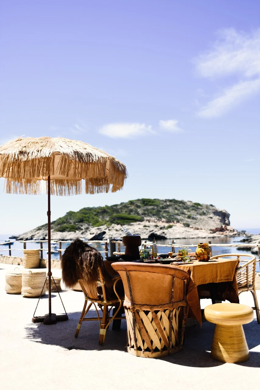 Terrasse vue mer de Los Enamorados Ibiza face à un îlot rocheux