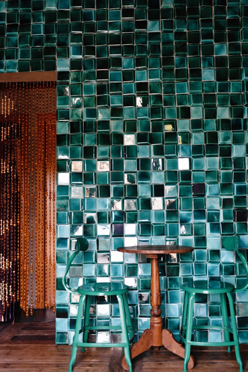 Décoration carrelage vert et rideau de perles à Los Enamorados Ibiza