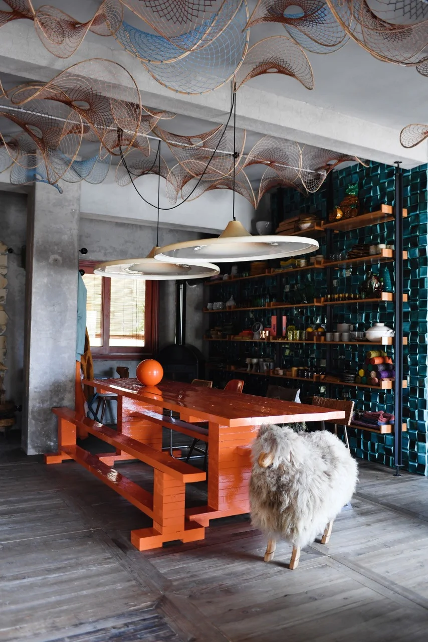 Grande salle à manger décoration bohème maximaliste de Los Enamorados Ibiza