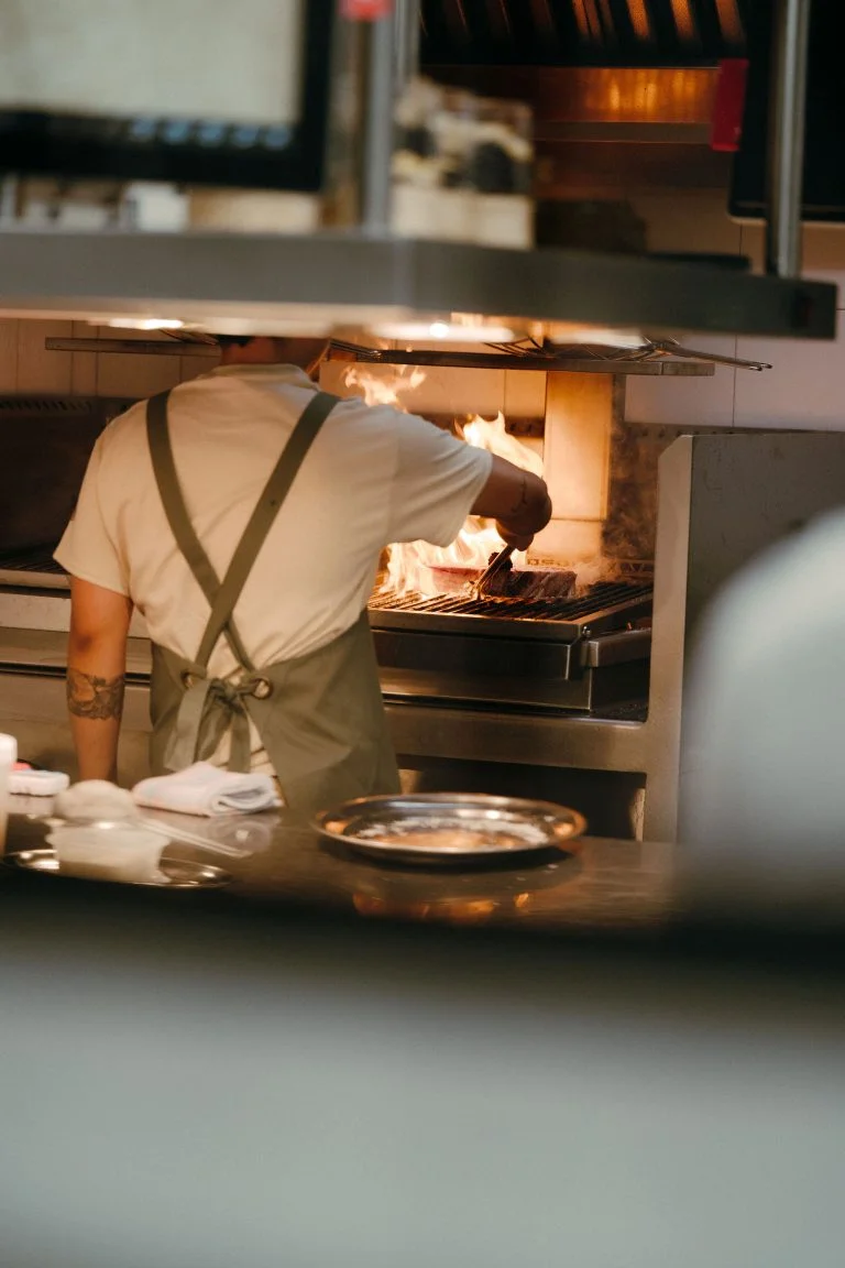 Cuisson au feu en cuisine ouverte au restaurant Madunia Ibiza
