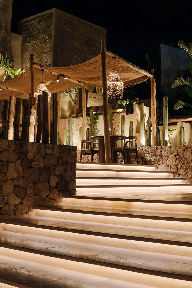 Terrasse de nuit du restaurant Madunia Ibiza à Cap Negret