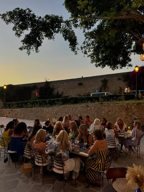 Terrasse du restaurant Majorelle sous les remparts de Dalt Vila à Ibiza