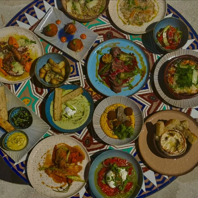 Assortiment de plats à partager au restaurant Majorelle Ibiza