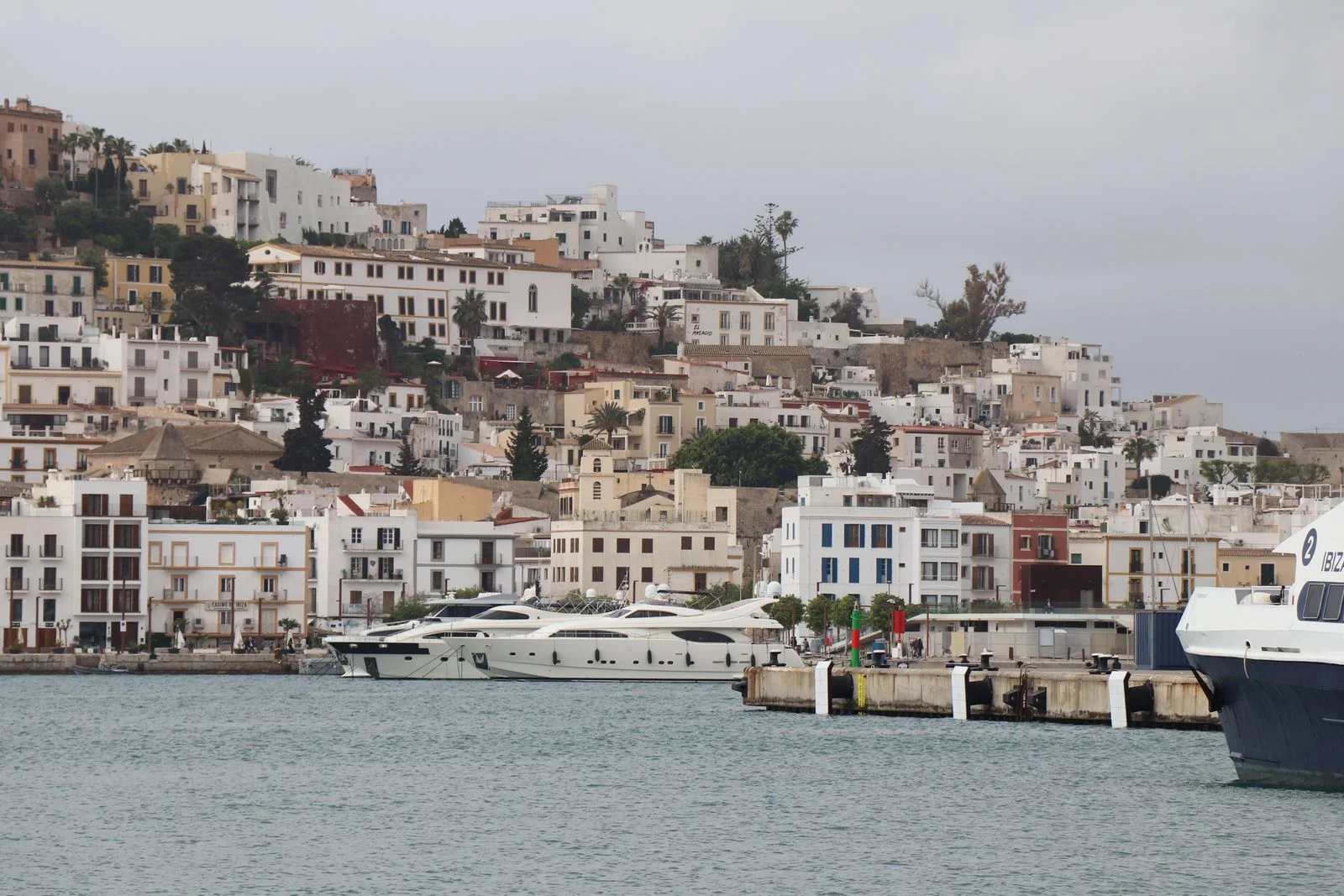 marina ibiza fetes aout Marina d Ibiza avec bateaux pendant les fetes d aout