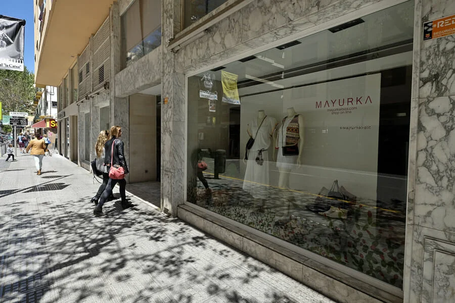 Vitrine Mayurka Ibiza avec mannequins habillés en façade marbrée