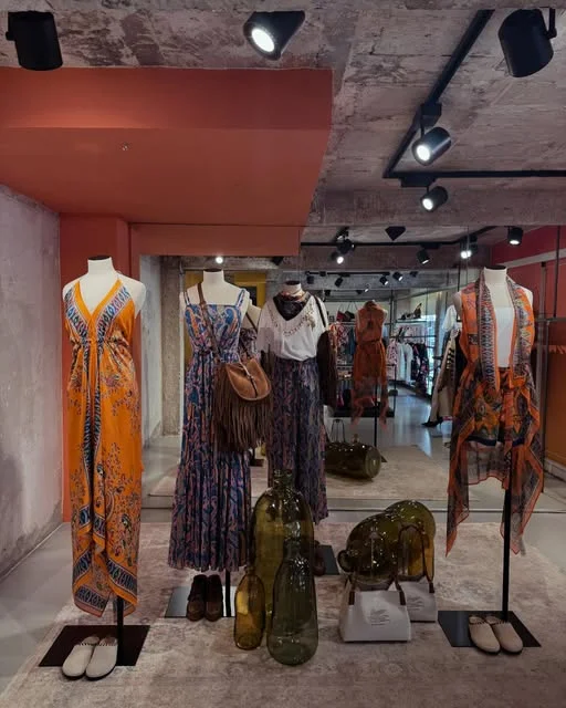 Vitrine de robes imprimées bohèmes et sacs à franges chez Mayurka Ibiza