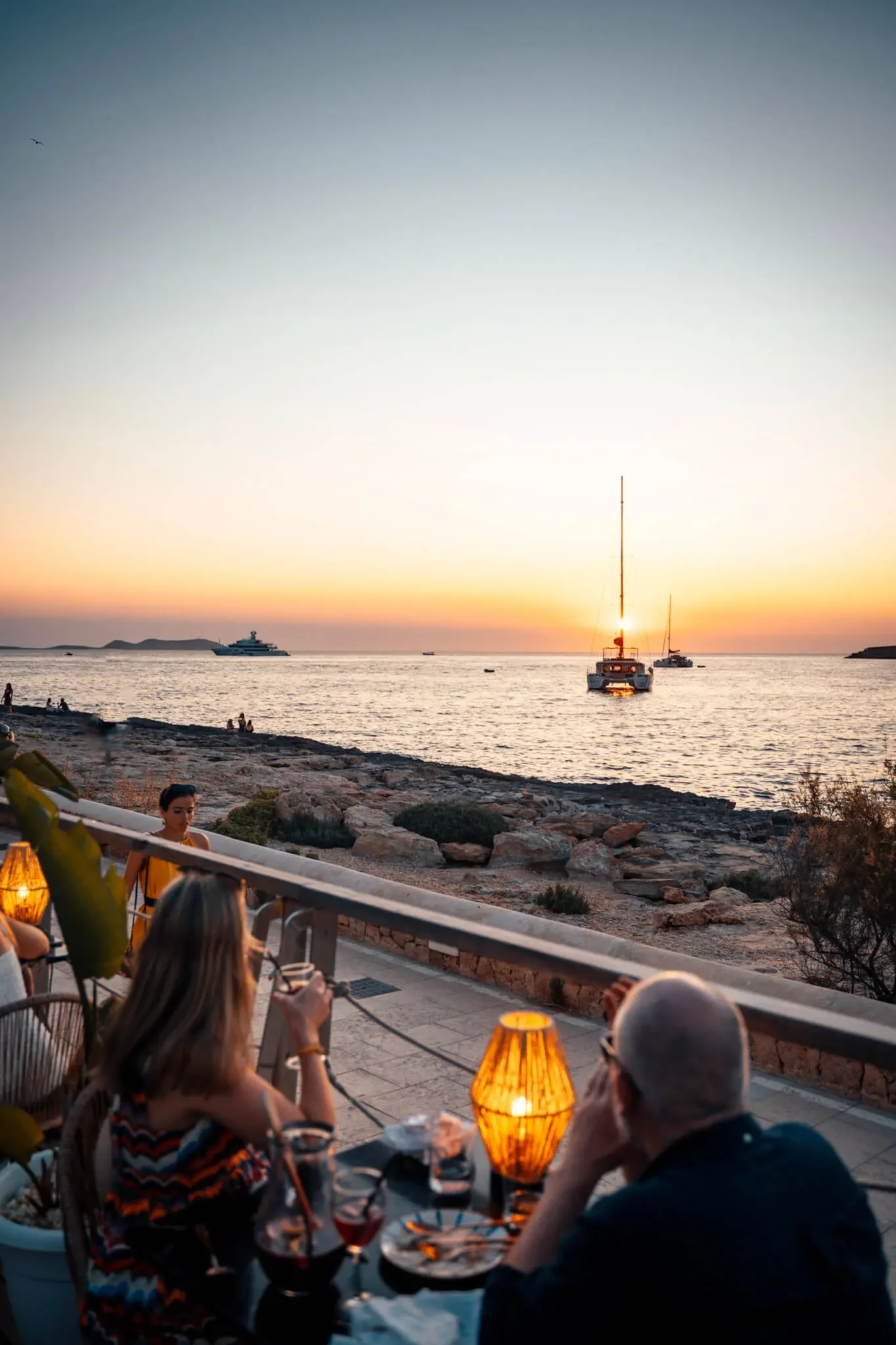 Coucher de soleil en terrasse au restaurant Monkey Ibiza