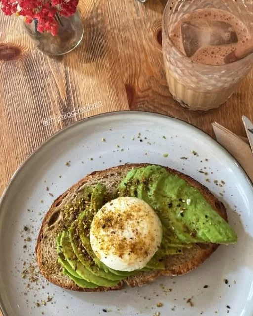 Avocado toast et œuf poché au Mui Mia Café Ibiza