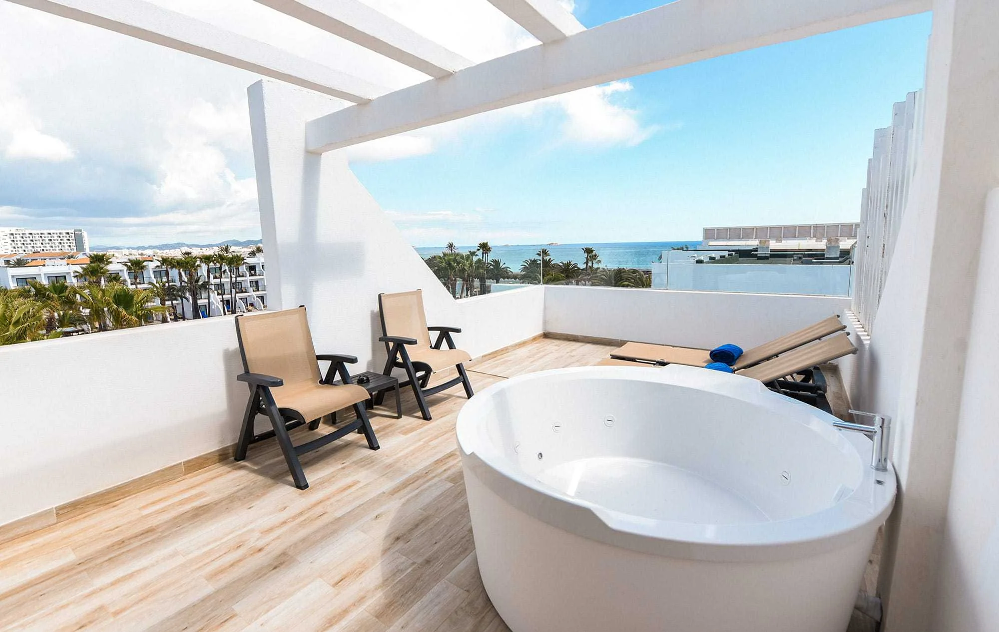 suite terrasse jacuzzi Grand Palladium White Island Resort