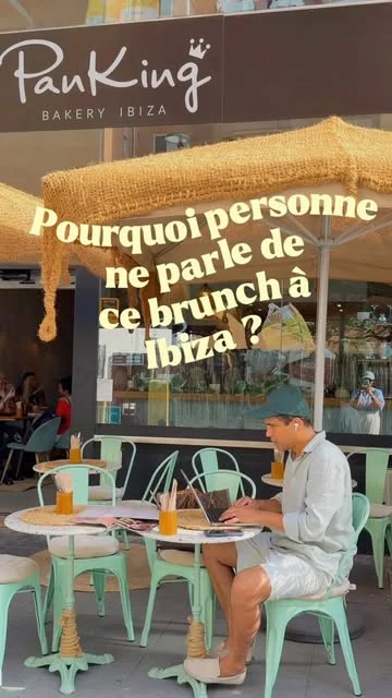 Terrasse extérieure du PanKing Bakery Ibiza avec parasols