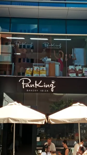 Façade et enseigne du PanKing Bakery Ibiza
