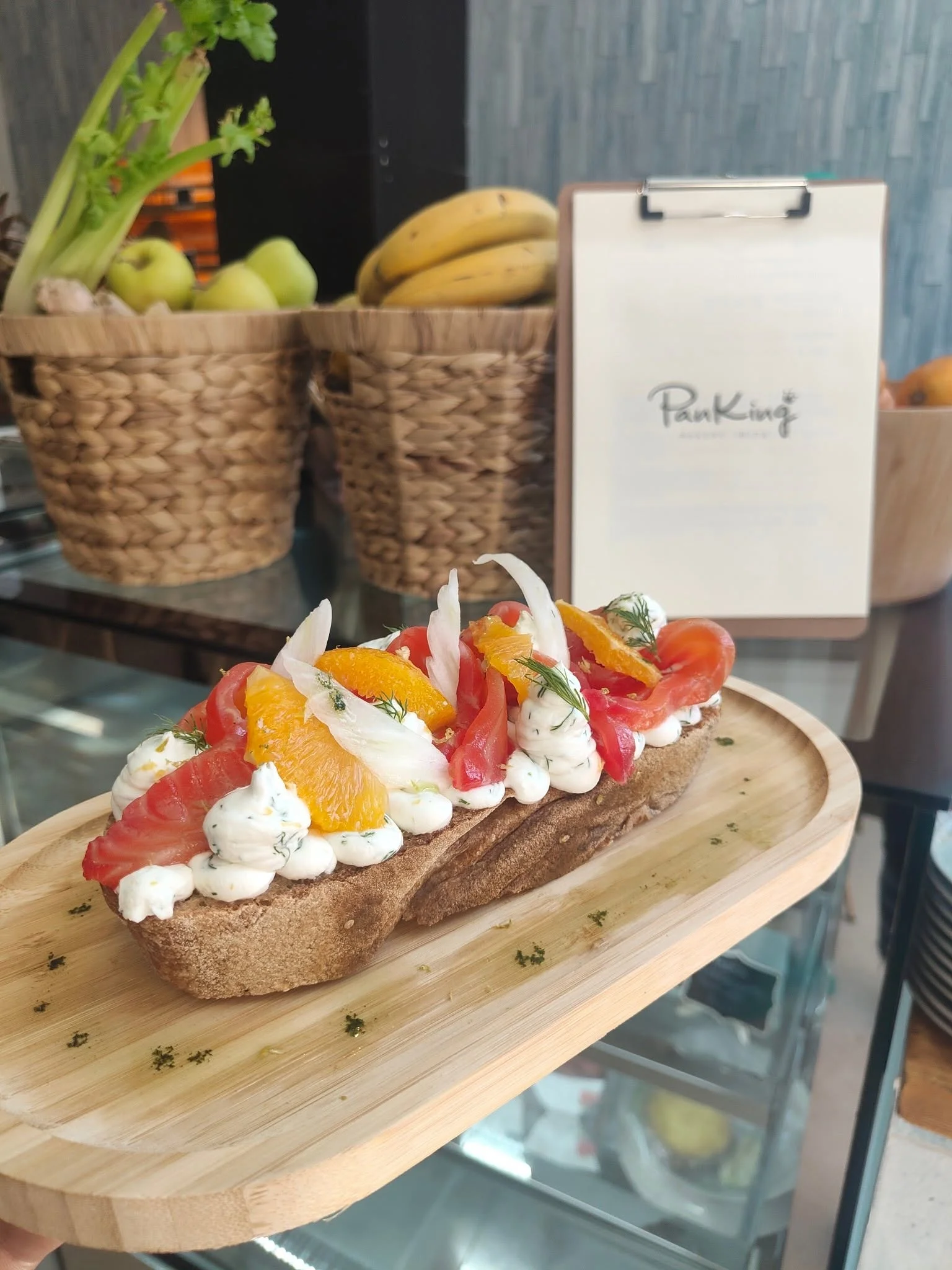 Toast saumon fumé, chèvre et orange au PanKing Bakery Ibiza