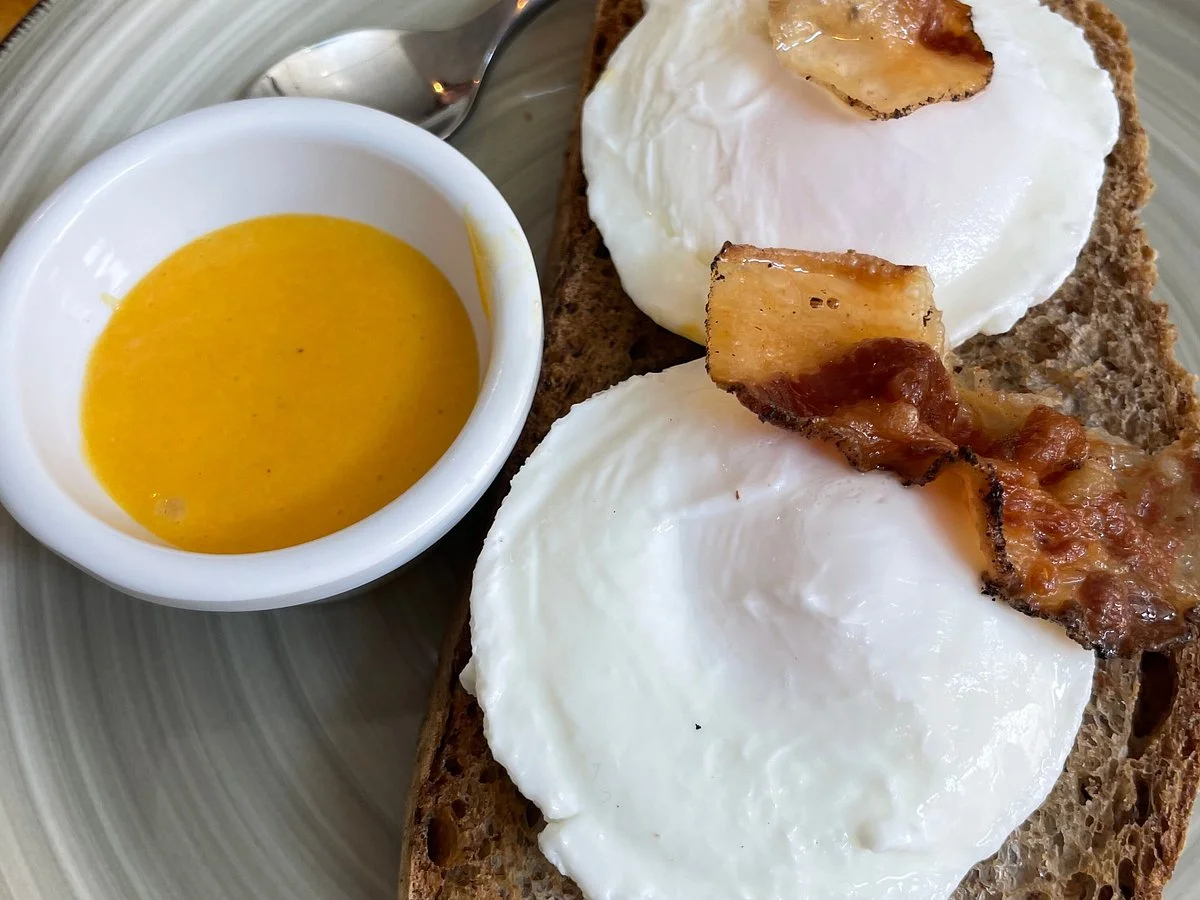 Œufs pochés et bacon sur toast au PanKing Bakery Ibiza