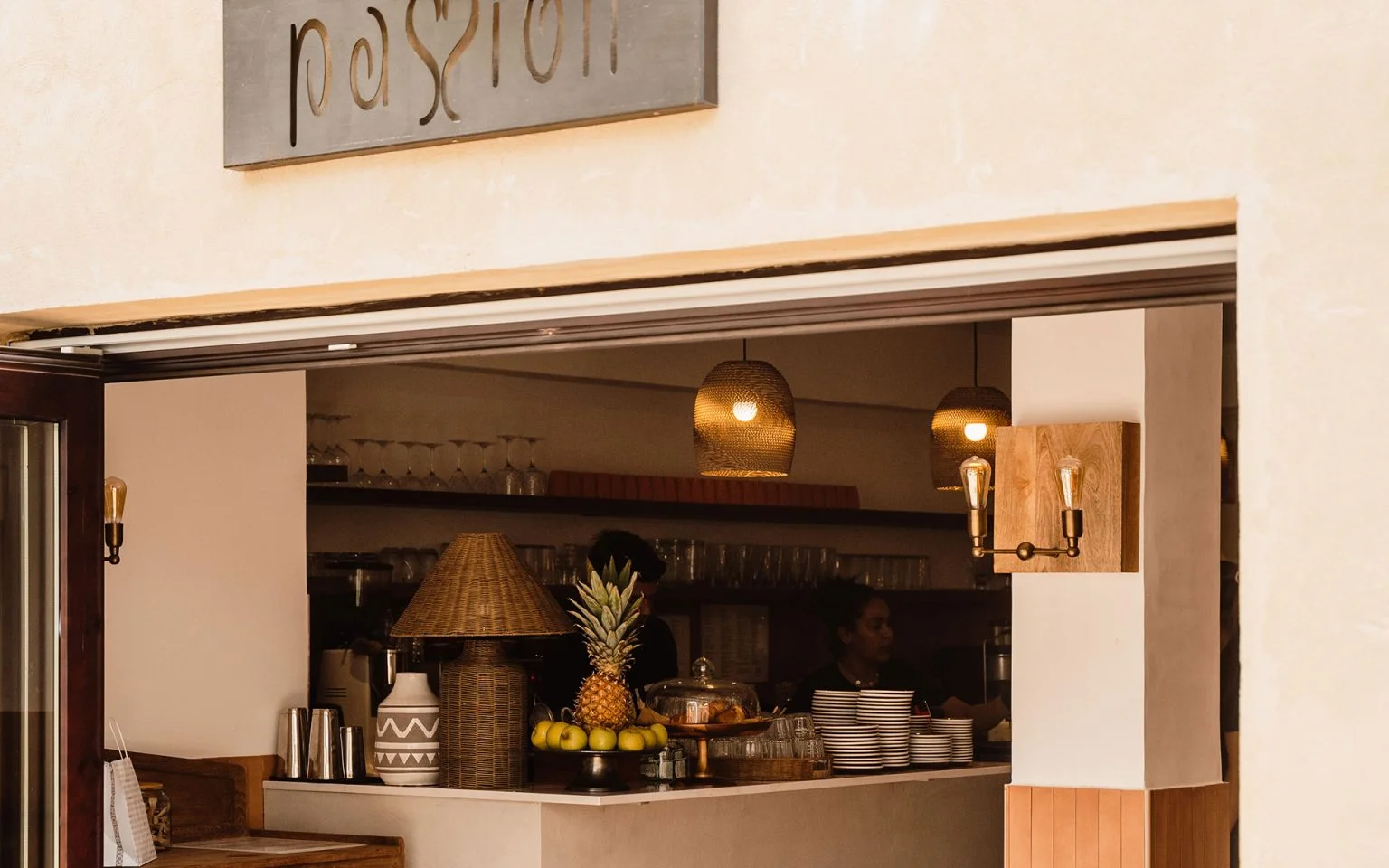 Enseigne et bar du Passion Café Marina Ibiza