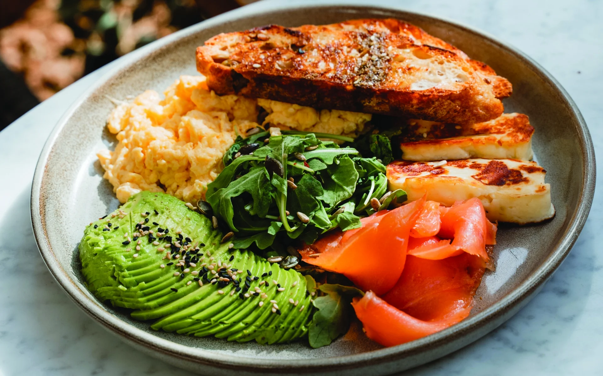 Assiette brunch avocat, saumon et halloumi au Passion Café Ibiza