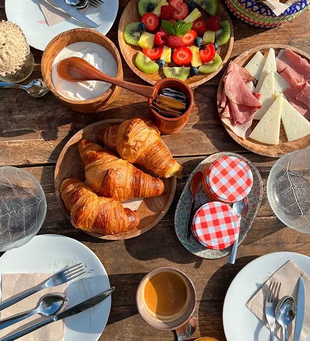 Petit-déjeuner bio servi au restaurant Raco Ibiza