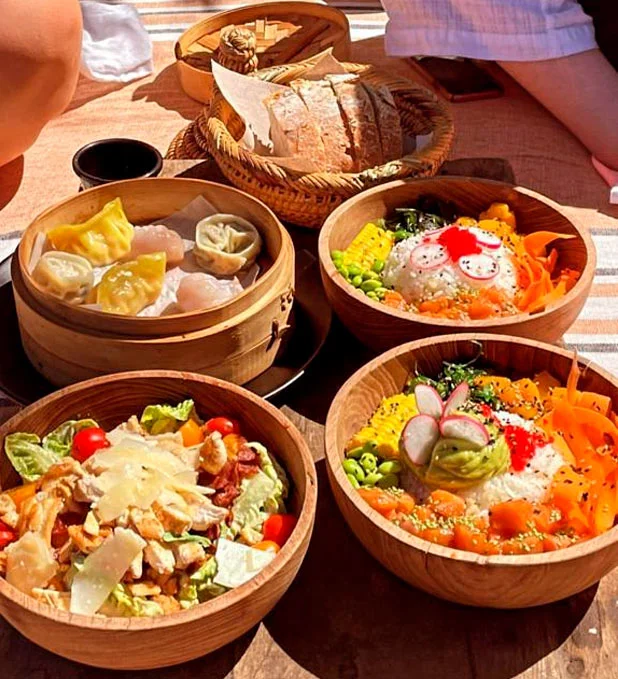Poke bowls et dim sum au restaurant Raco Ibiza