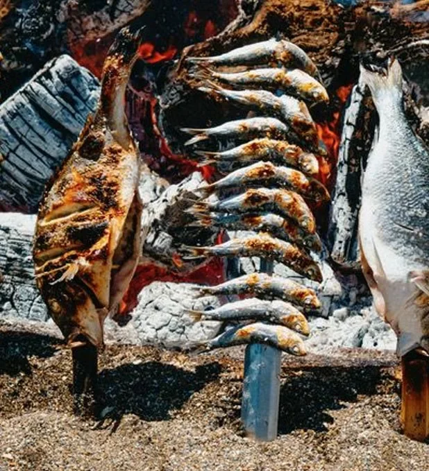 Espetos de poisson grillés au feu de bois au restaurant Raco Ibiza