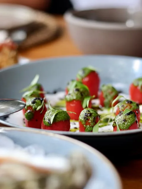 Entrée tomate confite, pesto et sésame noir au restaurant Rebrots à Portinatx