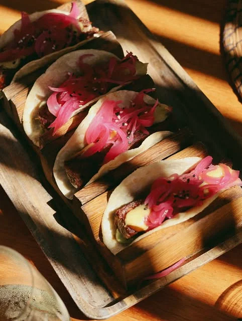 Tacos garnis d'oignons rouges marinés au restaurant Rebrots à Portinatx