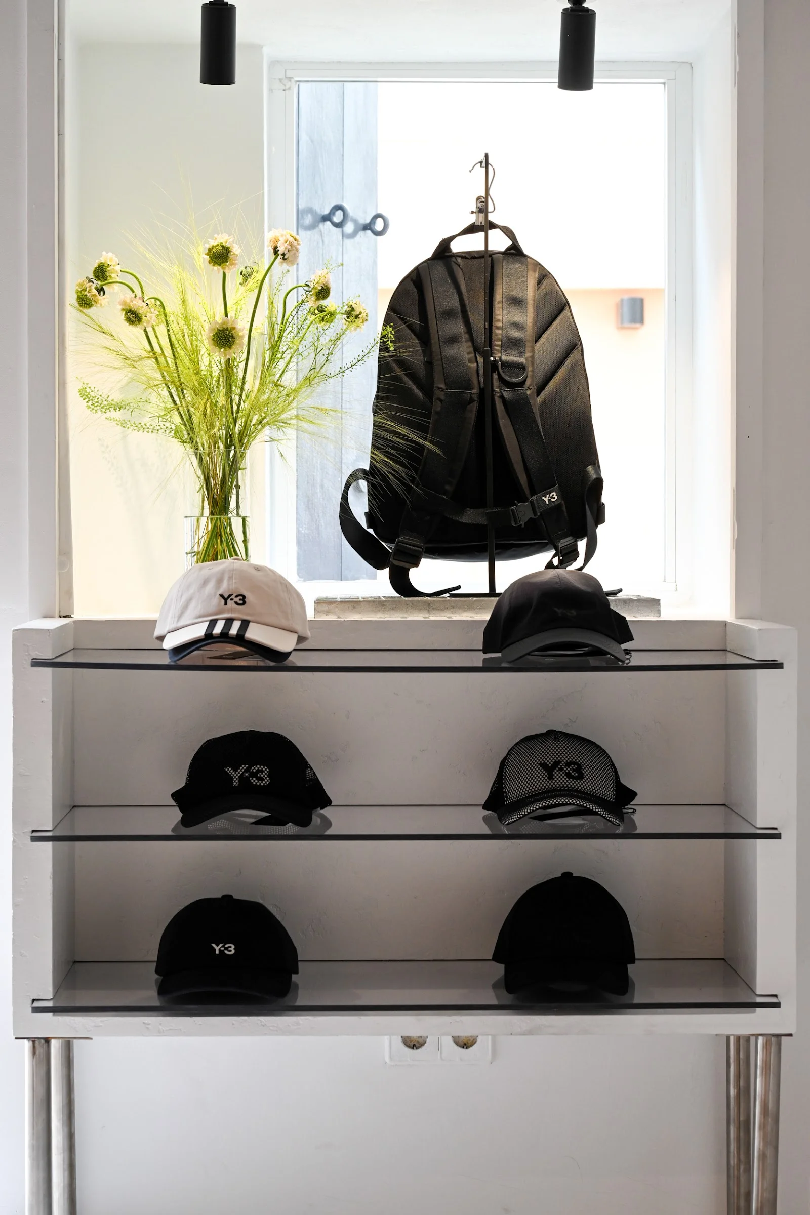 Façade d'angle de la boutique reVOLVER Ibiza dans une rue pavée