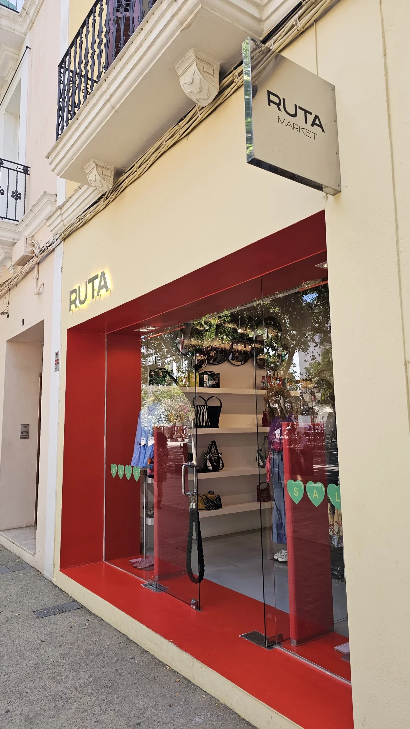 Sac artisanal brodé Ibiza en vente chez Ruta Market