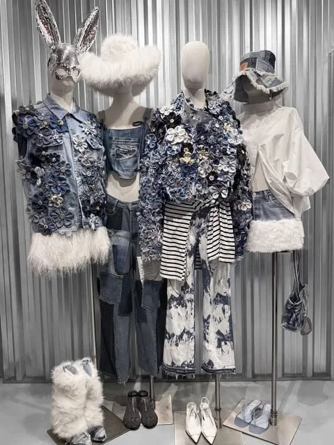 Mannequins habillés en pièces vintage et streetwear chez Ruta Market Ibiza, photo Instagram