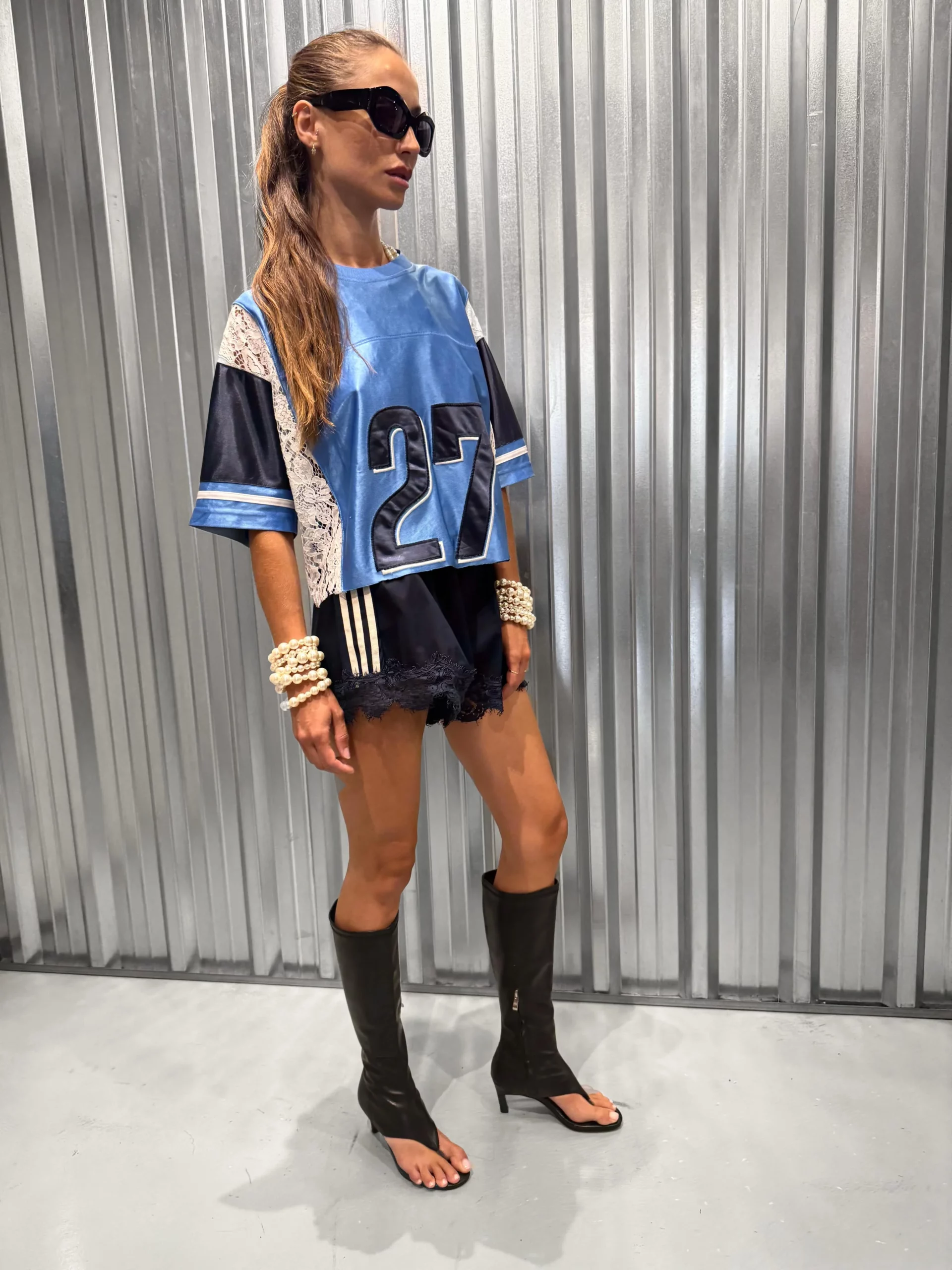 Look streetwear vintage porté avec bottes noires en vente chez Ruta Market Ibiza