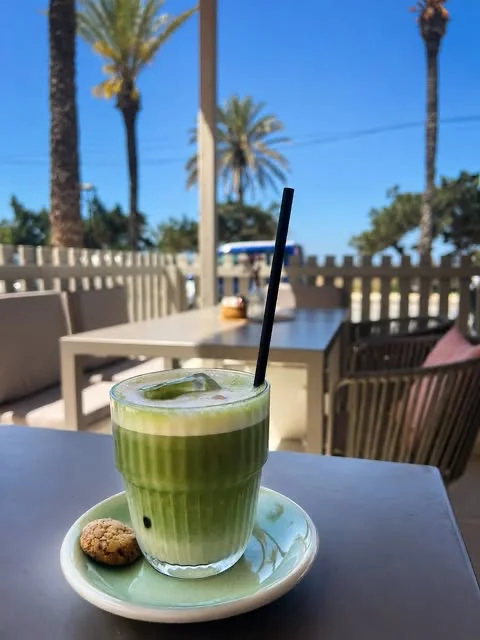 salines cafe formentera matcha terrasse Matcha latte en terrasse au Salines Cafè, La Savina, Formentera
