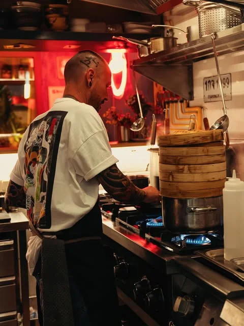 Chef en cuisine au restaurant Supun Ibiza