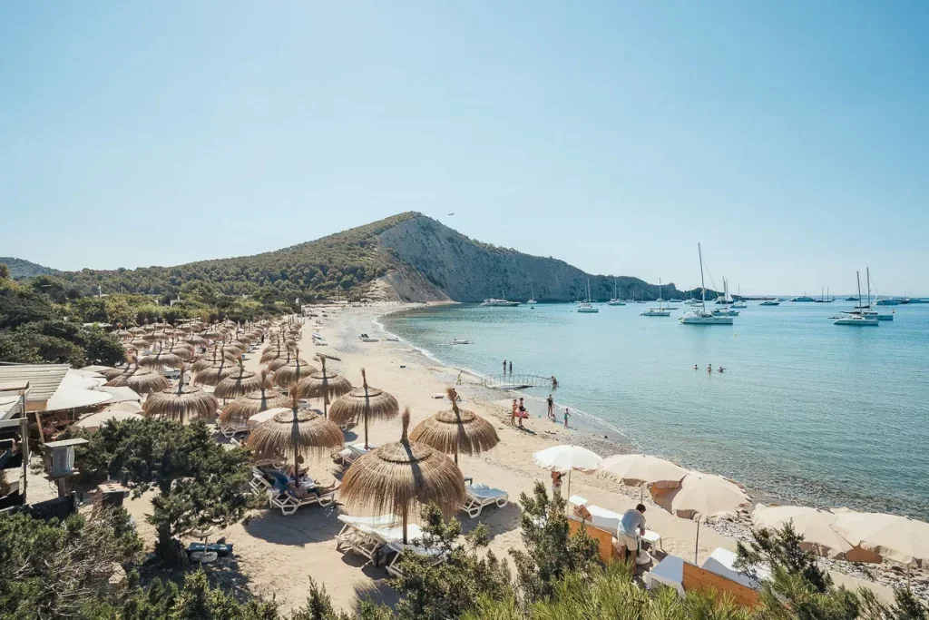 Vue aérienne de la crique de Cala Jondal depuis Tropicana