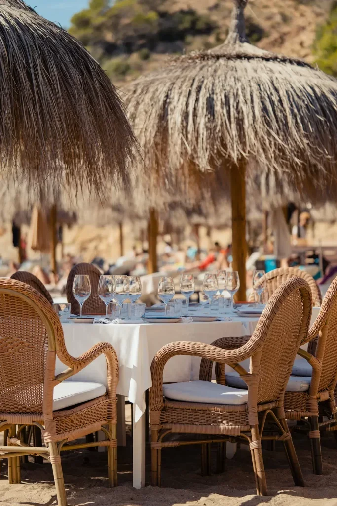 Table dressée sous paillote au Tropicana Cala Jondal
