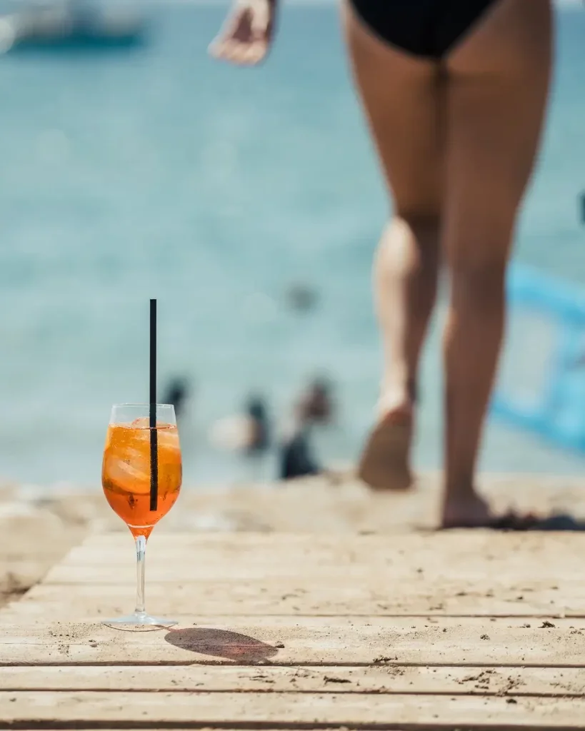 Cocktail sur la plage au Tropicana Cala Jondal