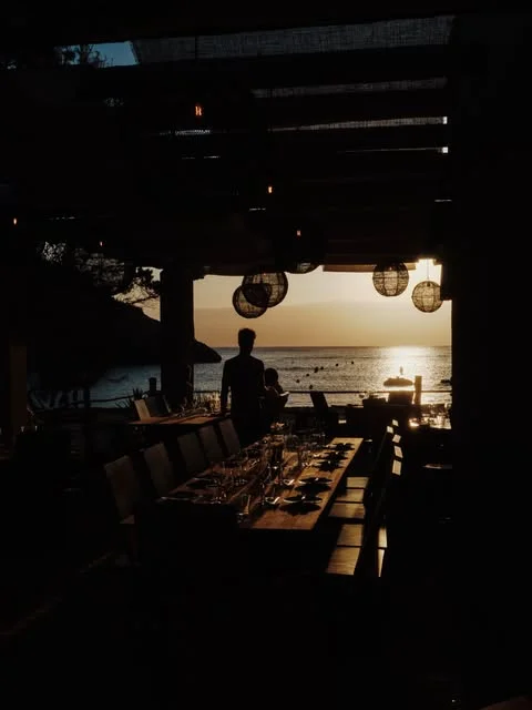 Terrasse d'Urusai au coucher du soleil à El Silencio Ibiza