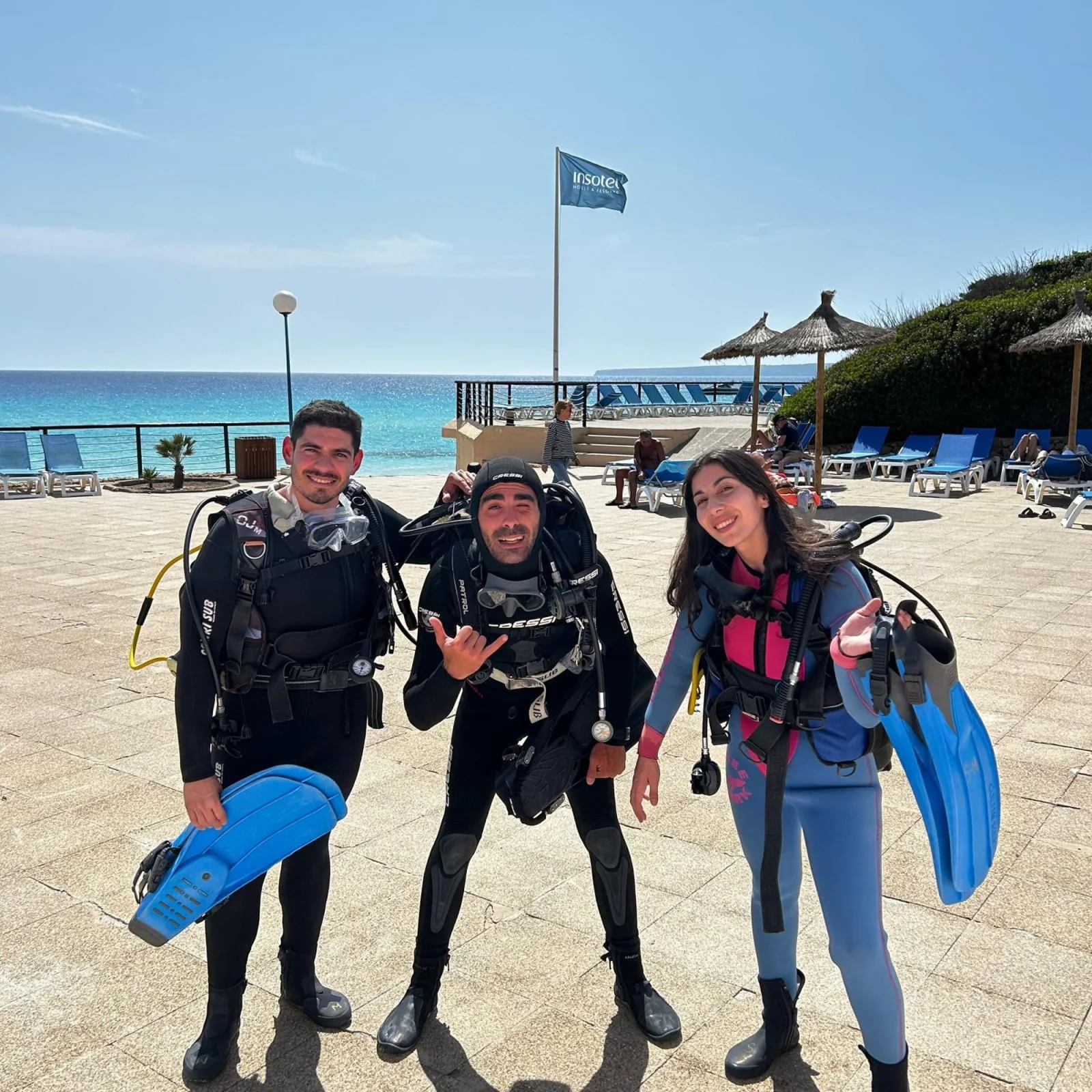 Plongeurs équipés sur le front de mer avant la sortie