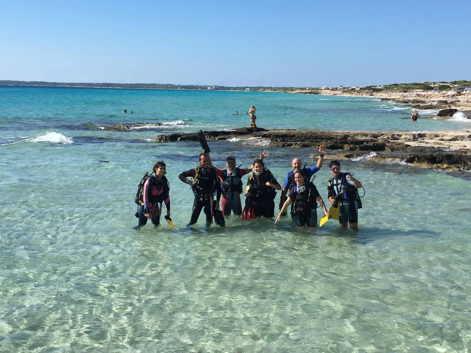 Groupe de plongeurs débutants dans l'eau peu profonde à Formentera