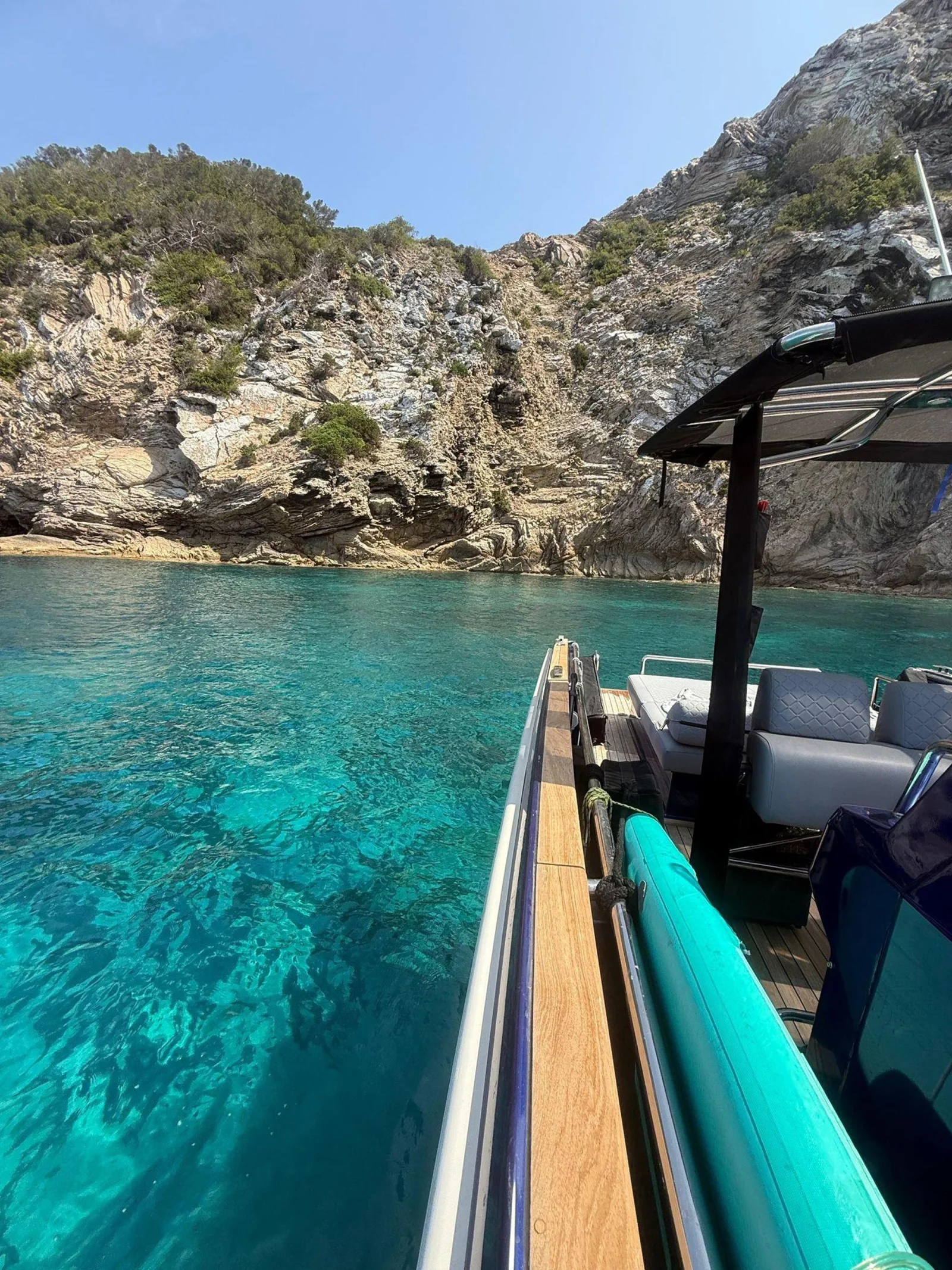 bateau luxe ibiza formentera bord Vue depuis le bord du bateau sur une crique rocheuse