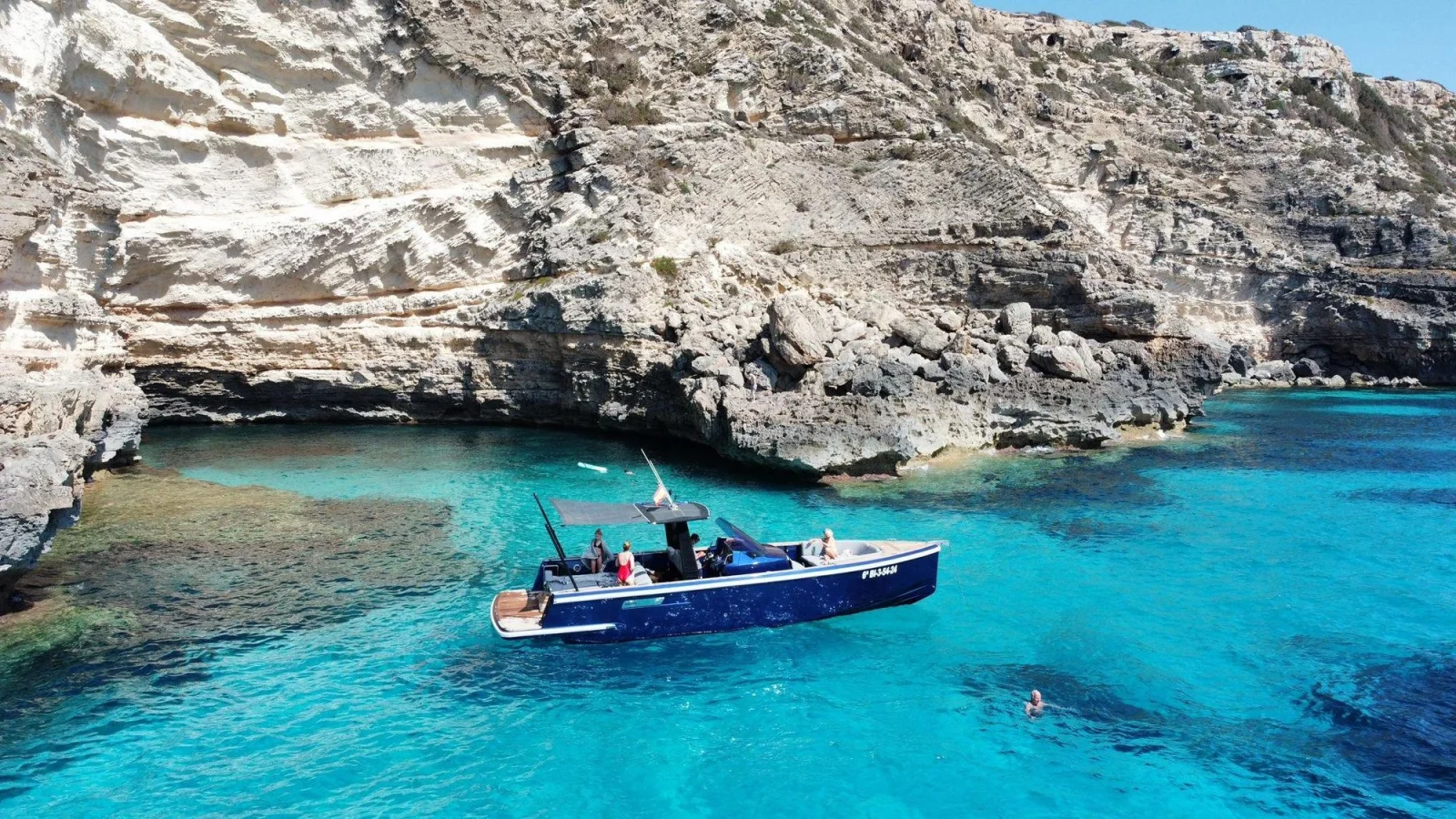 bateau luxe ibiza formentera crique Bateau à moteur privé dans une crique turquoise au pied des falaises