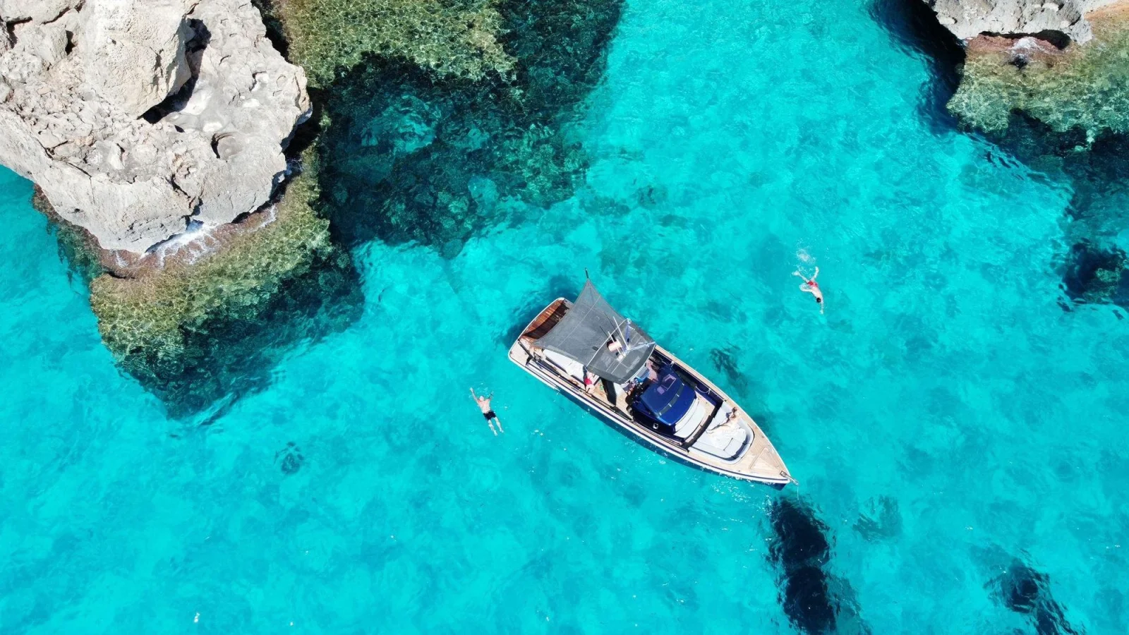 bateau luxe ibiza formentera vue aerienne Vue aérienne du bateau privé et baigneurs dans l'eau turquoise