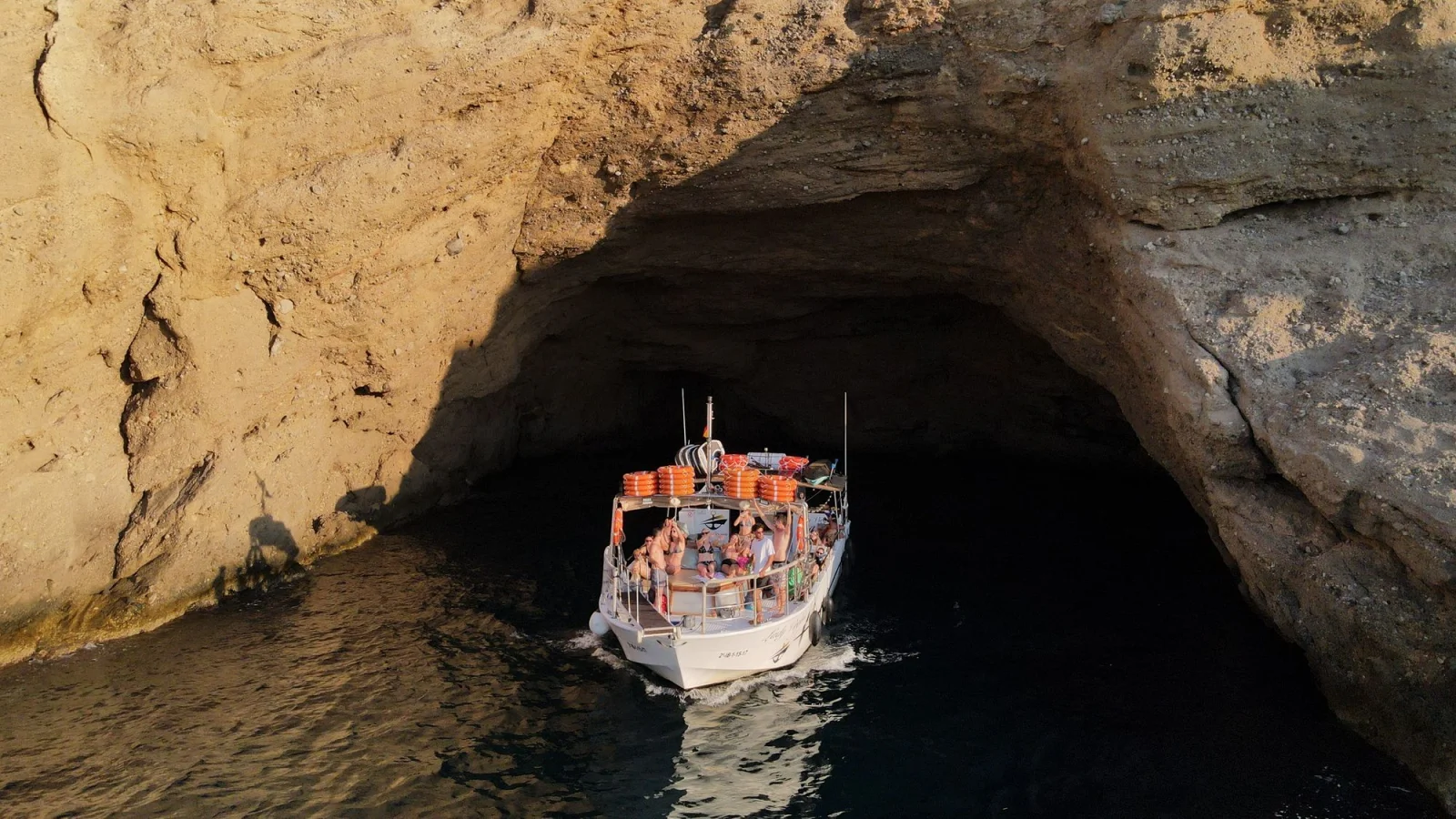 cala bassa cala conta grottes 1 Bateau à l'entrée d'une grotte marine