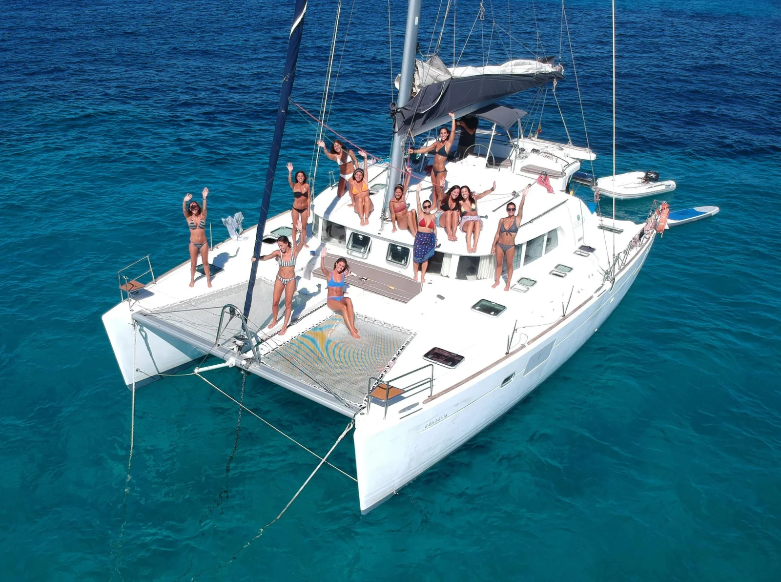catamaran exclusif formentera 1 Catamaran au mouillage dans l'eau turquoise