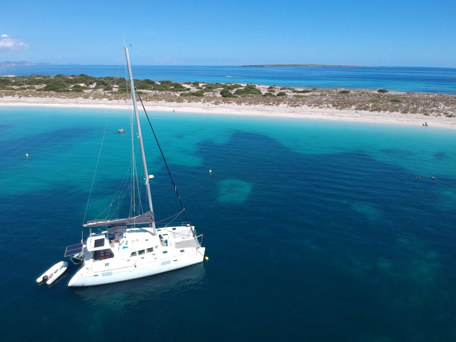 catamaran exclusif formentera 2 Catamaran devant une plage de sable blanc de Formentera