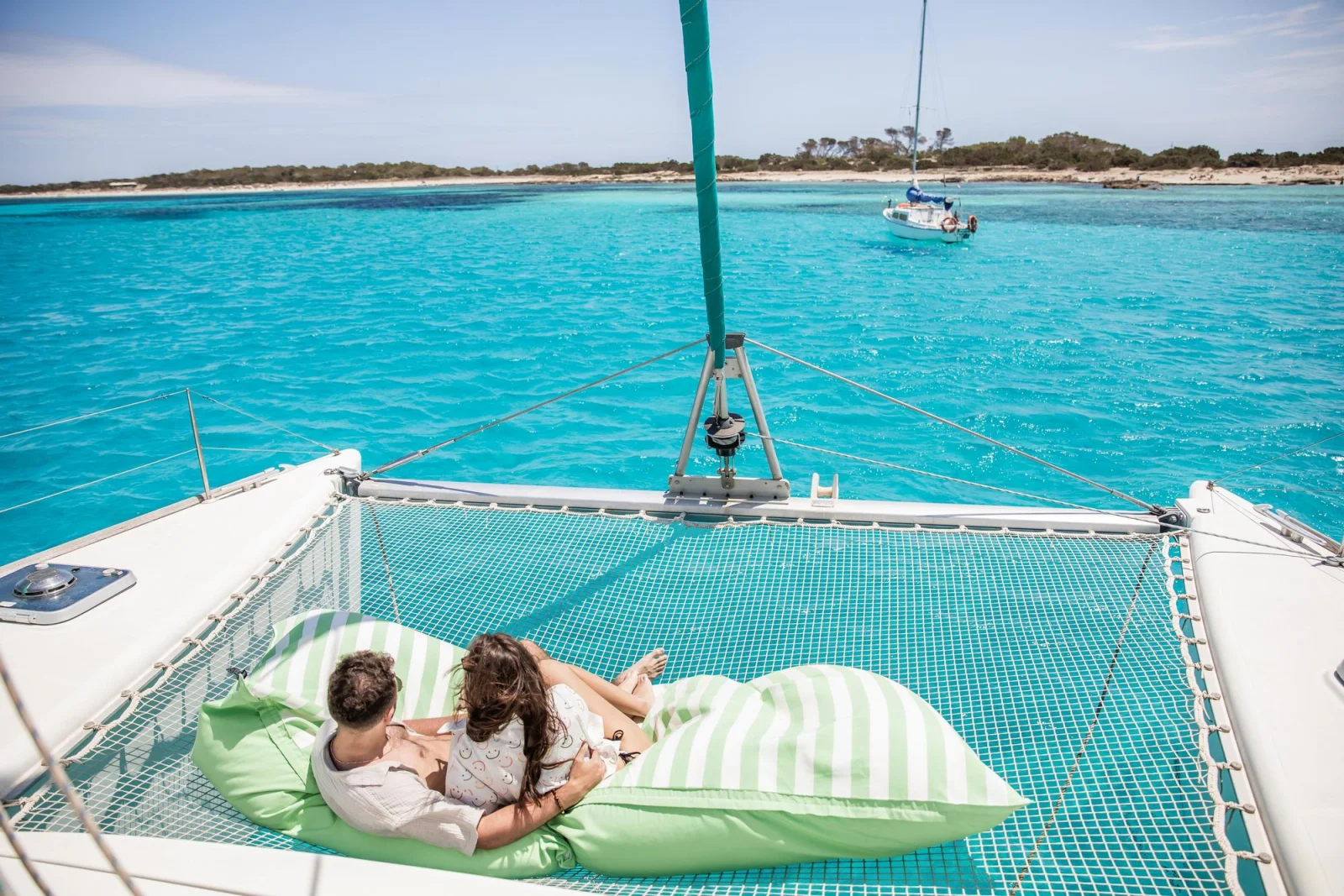 catamaran petit groupe formentera 1 Passagers détendus sur le filet du catamaran