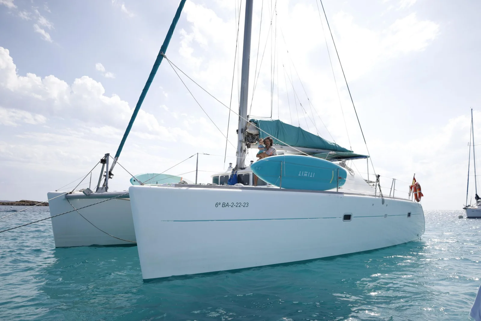 catamaran petit groupe formentera 2 Catamaran au mouillage dans l'eau turquoise