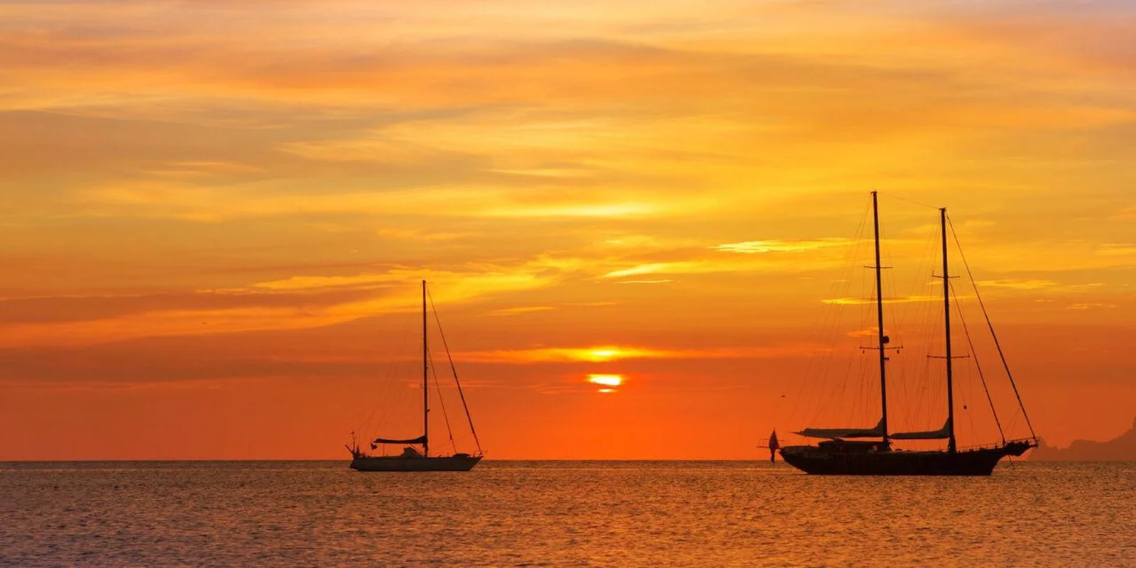 Voiliers au coucher du soleil au large de Sant Antoni