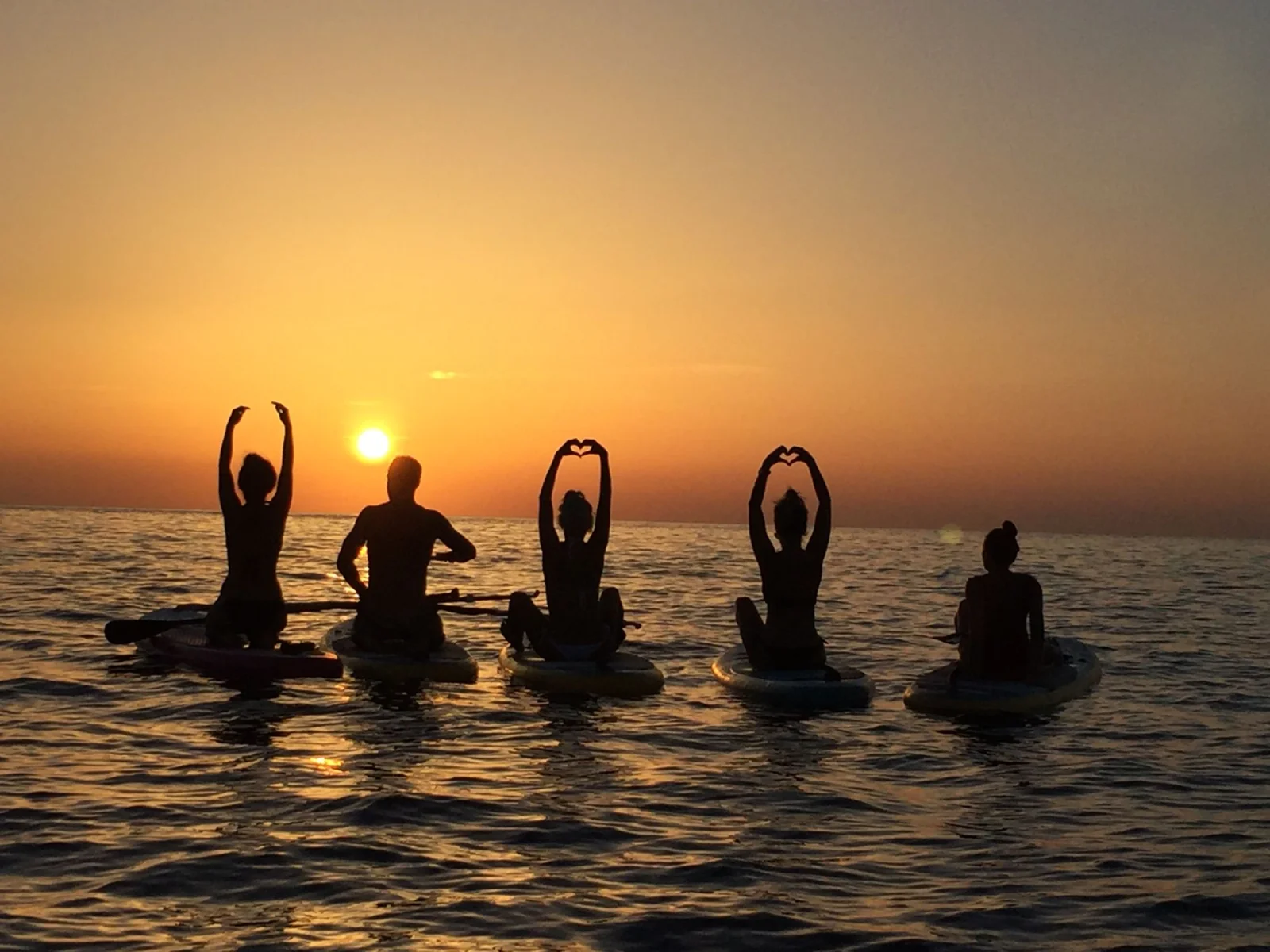 coucher soleil cala salada 3 Silhouettes sur des paddles face au coucher du soleil