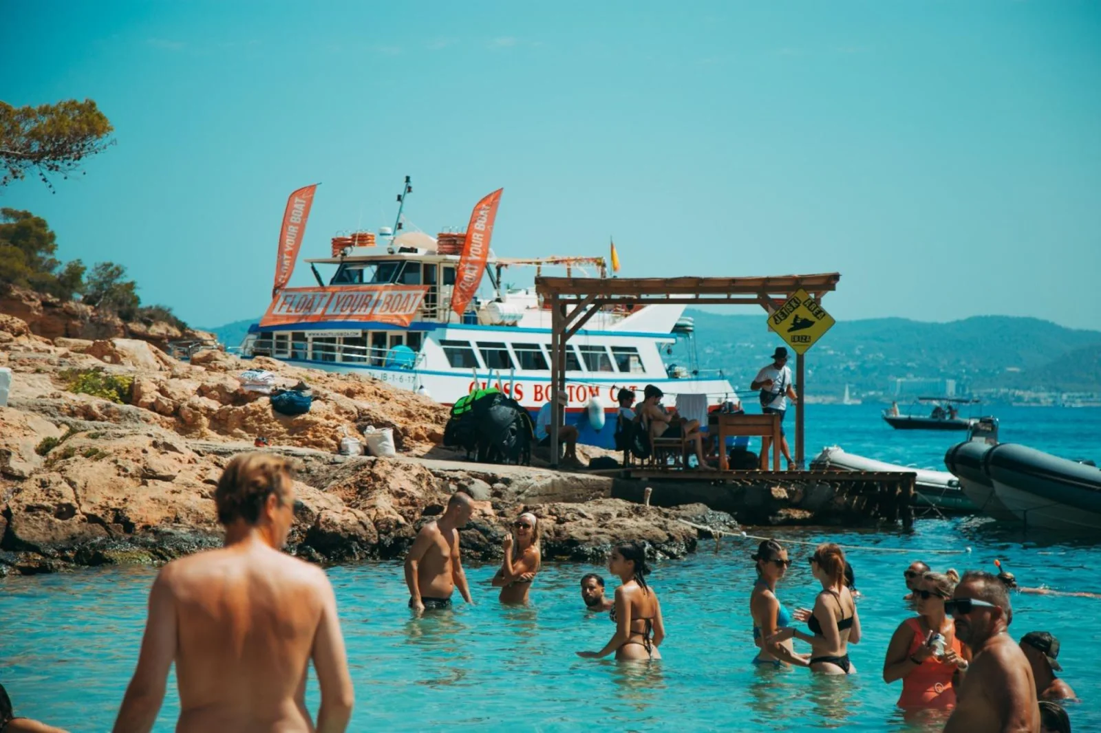 croisiere cala bassa cala conta 2 Passagers débarqués sur une crique rocheuse d'Ibiza