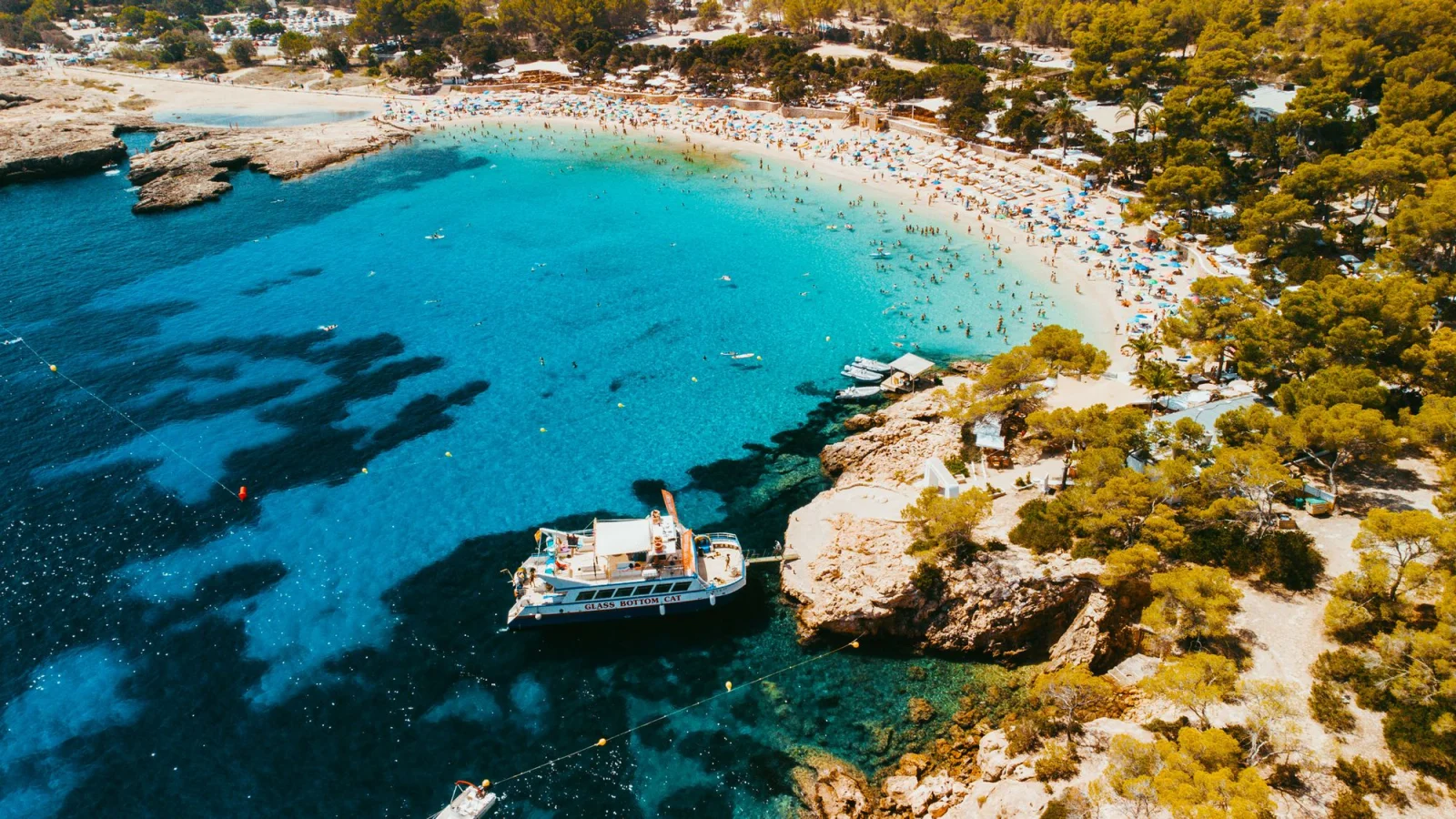 croisiere cala bassa cala conta 3 Baie de Cala Bassa vue d'en haut avec le bateau au mouillage