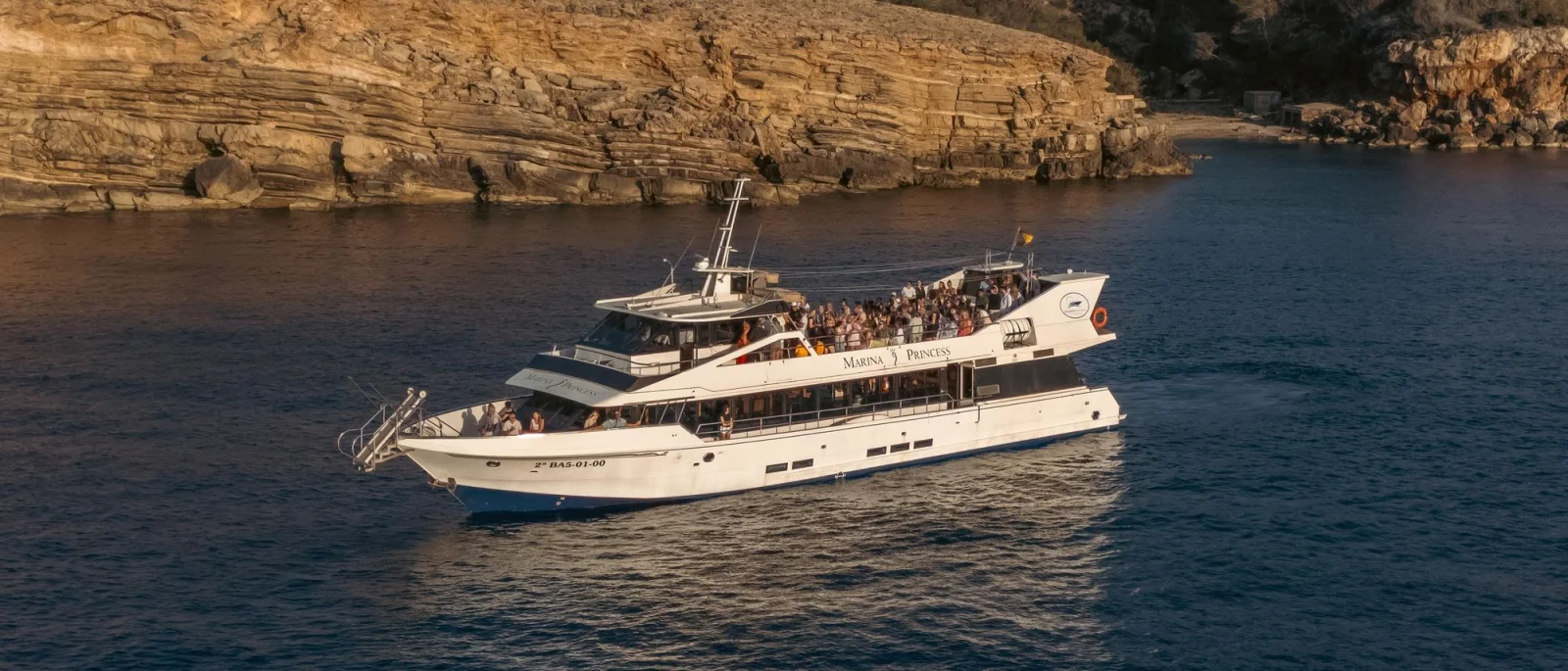 croisiere coucher soleil saxophone 3 Bateau longeant la côte ouest d'Ibiza en fin de journée